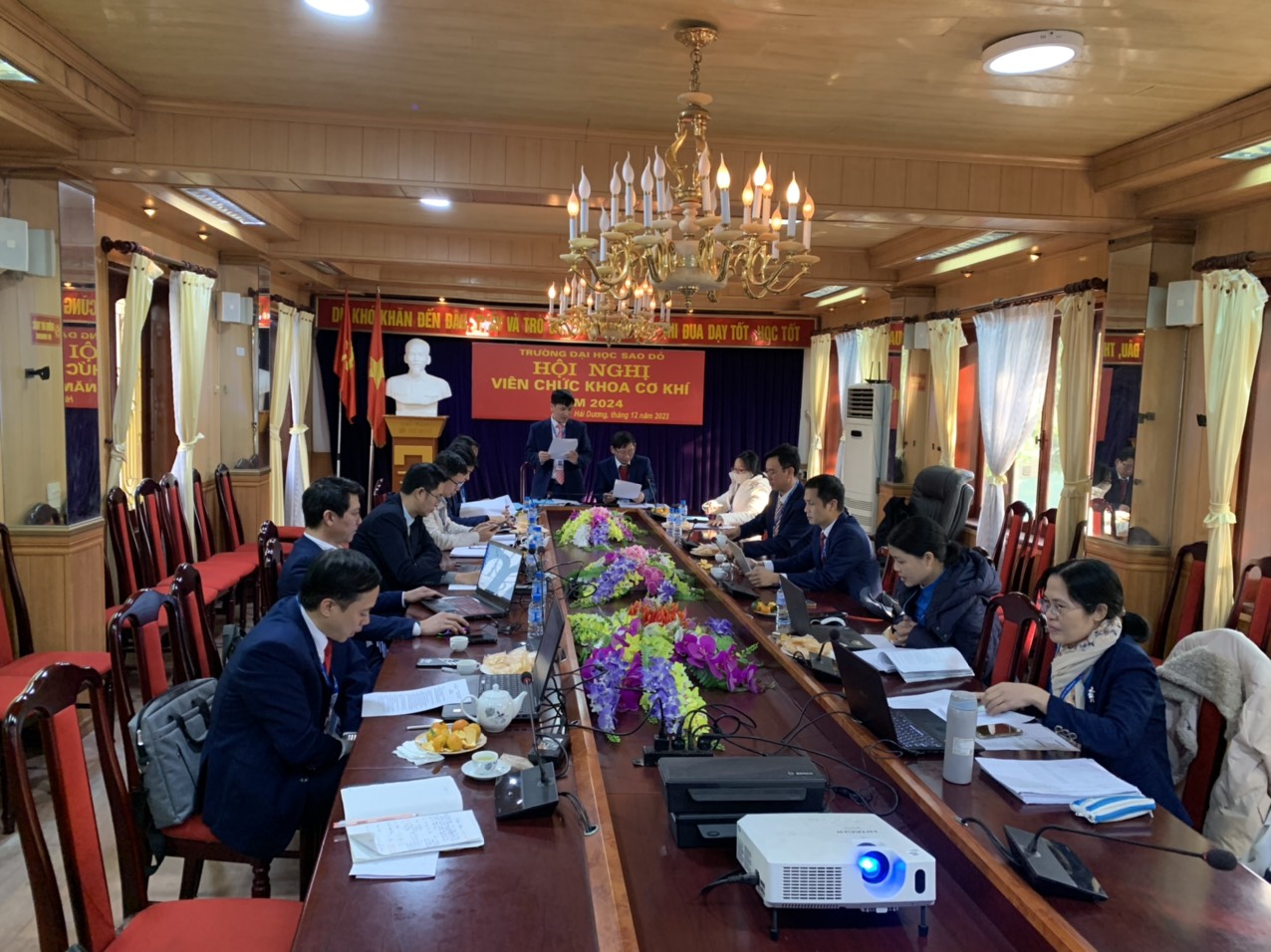 Đồng chí Nguyễn Văn Hinh - Trưởng khoa Cơ khí báo cáo tổng kết công tác năm 2023 và phương hướng nhiệm vụ năm 2024