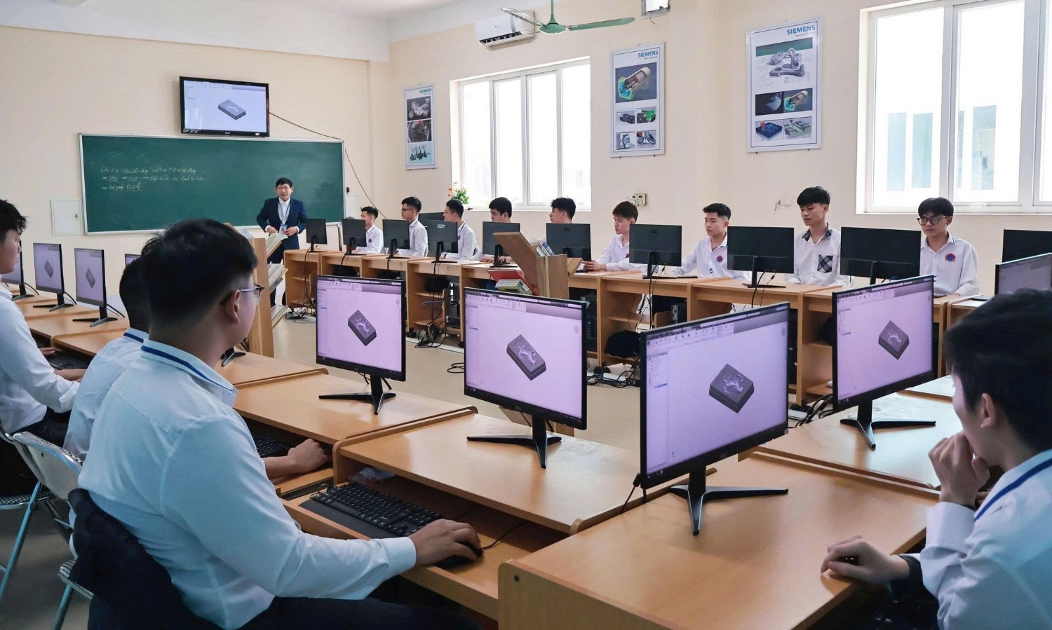 Sinh viên ngành Công nghệ Kỹ thuật Cơ khí trong giờ học